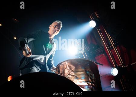 Trondheim, Norvège. 15 novembre 2023. Le groupe de rock norvégien Kaizers Orchestra donne un concert au Byscenen à Trondheim. Ici, la chanteuse et musicienne Janove Ottesen est vue en direct sur scène. (Crédit photo : Gonzales photo/Alamy Live News Banque D'Images