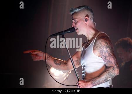 Trondheim, Norvège. 15 novembre 2023. Le groupe de rock norvégien Kaizers Orchestra donne un concert au Byscenen à Trondheim. Ici, la chanteuse et musicienne Janove Ottesen est vue en direct sur scène. (Crédit photo : Gonzales photo/Alamy Live News Banque D'Images