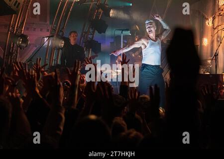 Trondheim, Norvège. 15 novembre 2023. Le groupe de rock norvégien Kaizers Orchestra donne un concert au Byscenen à Trondheim. Ici, la chanteuse et musicienne Janove Ottesen est vue en direct sur scène. (Crédit photo : Gonzales photo/Alamy Live News Banque D'Images