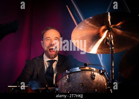 Trondheim, Norvège. 15 novembre 2023. Le groupe de rock norvégien Kaizers Orchestra donne un concert au Byscenen à Trondheim. Ici le batteur Rune Solheim est vu en direct sur scène. (Crédit photo : Gonzales photo/Alamy Live News Banque D'Images