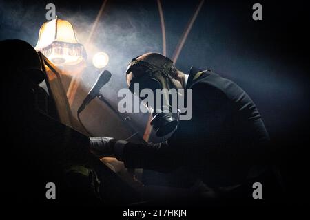 Trondheim, Norvège. 15 novembre 2023. Le groupe de rock norvégien Kaizers Orchestra donne un concert au Byscenen à Trondheim. Ici, le musicien Helge Risa est vu en direct sur scène. (Crédit photo : Gonzales photo/Alamy Live News Banque D'Images