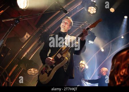 Trondheim, Norvège. 15 novembre 2023. Le groupe de rock norvégien Kaizers Orchestra donne un concert au Byscenen à Trondheim. Ici le guitariste Geir Zahl est vu en direct sur scène. (Crédit photo : Gonzales photo/Alamy Live News Banque D'Images