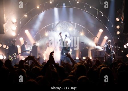 Trondheim, Norvège. 15 novembre 2023. Le groupe de rock norvégien Kaizers Orchestra donne un concert au Byscenen à Trondheim. Ici, la chanteuse et musicienne Janove Ottesen est vue en direct sur scène avec le groupe. (Crédit photo : Gonzales photo/Alamy Live News Banque D'Images
