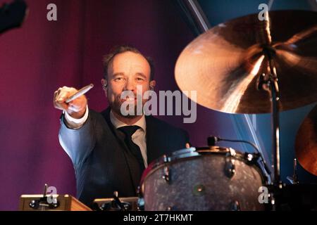 Trondheim, Norvège. 15 novembre 2023. Le groupe de rock norvégien Kaizers Orchestra donne un concert au Byscenen à Trondheim. Ici le batteur Rune Solheim est vu en direct sur scène. (Crédit photo : Gonzales photo/Alamy Live News Banque D'Images