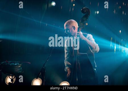 Trondheim, Norvège. 15 novembre 2023. Le groupe de rock norvégien Kaizers Orchestra donne un concert au Byscenen à Trondheim. Ici, le bassiste Oyvind Storesund est vu en direct sur scène. (Crédit photo : Gonzales photo/Alamy Live News Banque D'Images