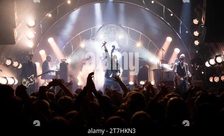 Trondheim, Norvège. 15 novembre 2023. Le groupe de rock norvégien Kaizers Orchestra donne un concert au Byscenen à Trondheim. Ici, la chanteuse et musicienne Janove Ottesen est vue en direct sur scène avec le groupe. (Crédit photo : Gonzales photo/Alamy Live News Banque D'Images