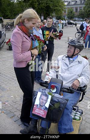 COPENHAGUE  DANEMARK. Helle Thorning -Schmidt, leader social-démocrate opposé et confident pour le poste de Premier ministre pour le parti social-démocrate sur ses élections compaign, rencontrer ses électeurs et certains sont vraiment en colère social-démocrate, Helle a rencontré ses soldats / travailleurs du parti et électeur danois, les élections du Parlement général danois prendront le plass le 25 septembre 2011, Helle passe aujourd'hui sa matinée à frederiksberg ont donné gratuitement des roses rouges aux électeurs, elle a rencontré son député musulman de Turquie et du Pakistan, ceux-ci sont cadidate pour les parlements 28 août 2011 (PHOTOS DE FRANCIS JOSEPH DEAN/DEAN Banque D'Images