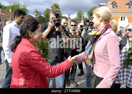 COPENHAGUE  DANEMARK. Helle Thorning -Schmidt, leader social-démocrate opposé et confident pour le poste de Premier ministre pour le parti social-démocrate sur ses élections compaign, rencontrer ses électeurs et certains sont vraiment en colère social-démocrate, Helle a rencontré ses soldats / travailleurs du parti et électeur danois, les élections du Parlement général danois prendront le plass le 25 septembre 2011, Helle passe aujourd'hui sa matinée à frederiksberg ont donné gratuitement des roses rouges aux électeurs, elle a rencontré son député musulman de Turquie et du Pakistan, ceux-ci sont cadidate pour les parlements 28 août 2011 (PHOTOS DE FRANCIS JOSEPH DEAN/DEAN Banque D'Images