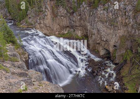 Gros plan des Gibbon Falls qui s'écoulent sur le bord de la caldeira dans le parc national de Yellowstone Banque D'Images
