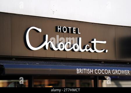 Photo de dossier datée du 18/04/23 d'une vue générale d'un magasin Hôtel chocolat, qui sont achetés par le propriétaire de la marque de confiserie Mars dans un accord d'une valeur de 534 millions de livres sterling, car il prévoit d'aider à développer le chocolatier de luxe au Royaume-Uni et potentiellement à l'étranger. Banque D'Images