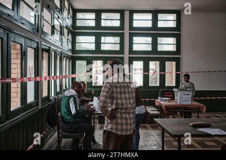 Antananarivo, Analamanga, Madagascar. 16 novembre 2023. Ambatobe, Antananarivo, 15 novembre 2023. Les électeurs passent aux étapes de vote dans leurs communes respectives. © iAko Randrianarivelo/Zuma Press (crédit image : © iAko Randrianarivelo/ZUMA Press Wire) USAGE ÉDITORIAL SEULEMENT! Non destiné à UN USAGE commercial ! Banque D'Images