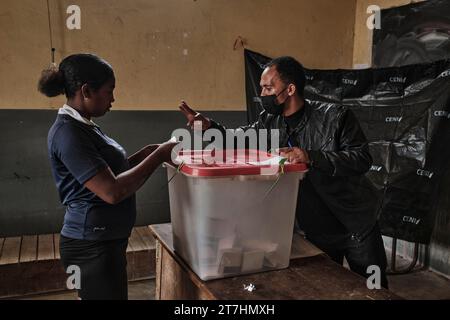 Antananarivo, Analamanga, Madagascar. 16 novembre 2023. Analakely Antananarivo, 15 novembre 2023. Les électeurs passent aux étapes de vote dans leurs communes respectives. © iAko Randrianarivelo/Zuma Press (crédit image : © iAko Randrianarivelo/ZUMA Press Wire) USAGE ÉDITORIAL SEULEMENT! Non destiné à UN USAGE commercial ! Banque D'Images