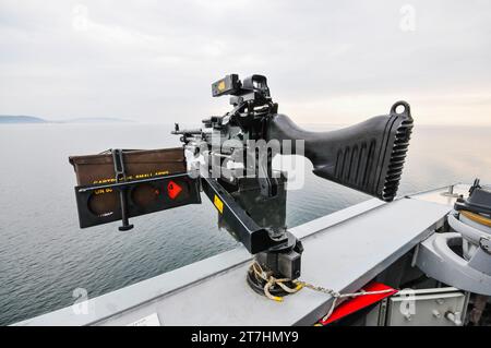 Belfast, Irlande du Nord. 26/07/2014 - General Purpose mitrailleuse (GPMG) avec boîte de munitions, montée sur le destroyer HMS Dun de type 45 de la Royal Navy Banque D'Images