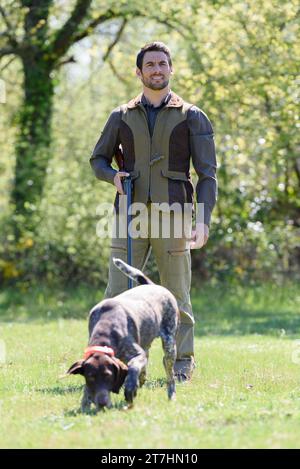 portrait d'un homme marchant avec un chien Banque D'Images