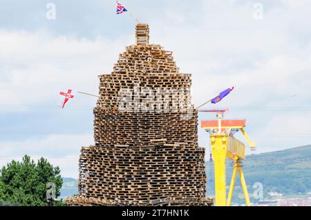 Grand feu de joie construit dans Ravenscroft Avenue pour les célébrations annuelles du 12 juillet. Banque D'Images