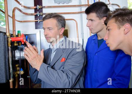 apprentis lors d'un cours d'électricité Banque D'Images