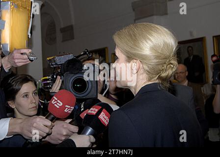 COPENHAGUE /Danemark- 17 janvier 2014  MS.Helle Thorning-Schmidt s'entretient avec les médias avant de se rendre à la consultation du Parlement danois (samråd) en visite chrétienne de Pia Kjaersgaard, chef du parti populaire danois et démission du ministre danois de la loi et de l'ordre public pour ne pas dire la vérité lors de la visite d'un membre du parlement danois en chariatisnia. (Photo de Francis Joseph Dean/Deanpictures) Banque D'Images