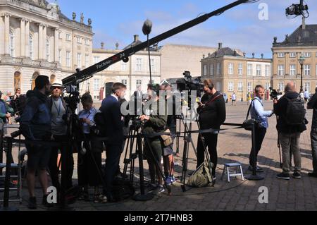 Copenhague /Danemark./ 27June 2019/ les médias de presse et la police danoise contrôlent depuis le palais Amalienborg pour le nouveau premier ministre du Danemark, m. Mette Frederiksen, social-démocrate à Copenhague au Danemark. (Photo..Francis Dean / Deanimages. Banque D'Images