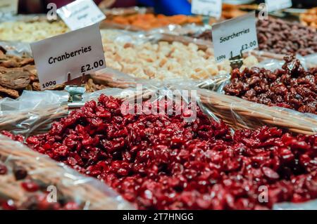 Des canneberges séchées et sourcherries dans des paniers à un décrochage du marché. Banque D'Images