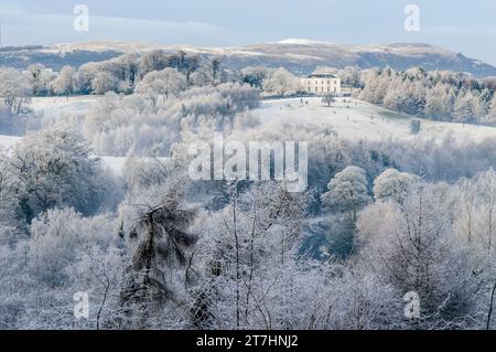 Barnetts Demesne (parc public), Belfast, couvert de neige. Beaucoup de gens sur la pelouse en pente appréciant la neige. Banque D'Images