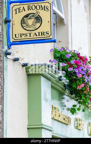 Au café un signe indiquant que les salons de thé sont disponibles à l'étage Banque D'Images