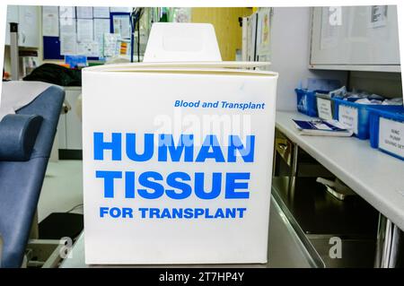 Boîte dans un hôpital disant "tissu humain pour transplantation" Banque D'Images