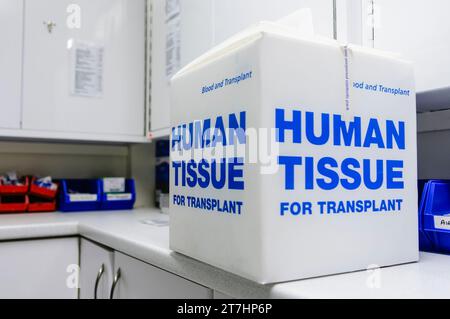 Boîte dans un hôpital disant "tissu humain pour transplantation" Banque D'Images