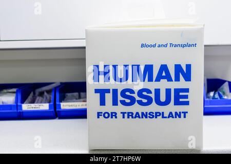 Boîte dans un hôpital disant "tissu humain pour transplantation" Banque D'Images