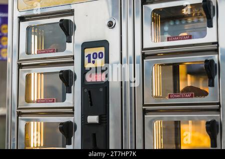 Gehaktstaaf, un mélange de bœuf haché, poulet, porc et cheval, dans un distributeur automatique pour des collations chaudes dans un snack-shop Banque D'Images