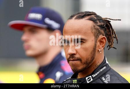 Photo du 15-07-2021 du pilote Mercedes Lewis Hamilton (à droite), qui a demandé à Max Verstappen de Red Bull Racing de cesser de se plaindre après que son rival ait critiqué la première course de Formule 1 sur le Strip de Las Vegas comme étant « 99 pour cent show, et 1 pour cent sport ». Date de parution : jeudi 16 novembre 2023. Banque D'Images