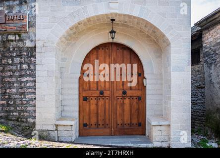 Façade européenne traditionnelle avec porte d'entrée. Entrée de la maison avec belle vieille porte en bois. Quartier historique avec traditionnel méditerranéen a Banque D'Images