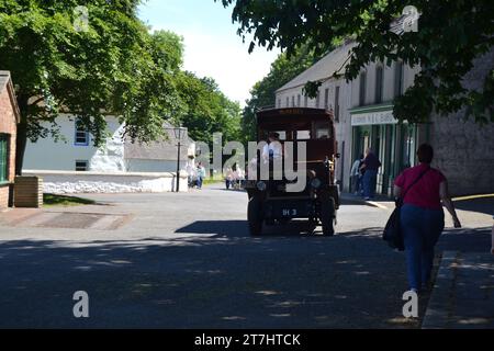 Cultra, County Down, Irlande du Nord juin 15 2014 - Ulster Folk and transport Museum avec bus à l'ancienne dans la rue Banque D'Images