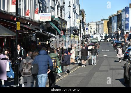 Portobello Road par un dimanche après-midi ensoleillé Banque D'Images