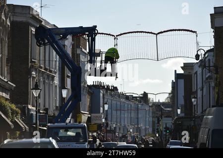 Portobello Road par un dimanche après-midi ensoleillé Banque D'Images