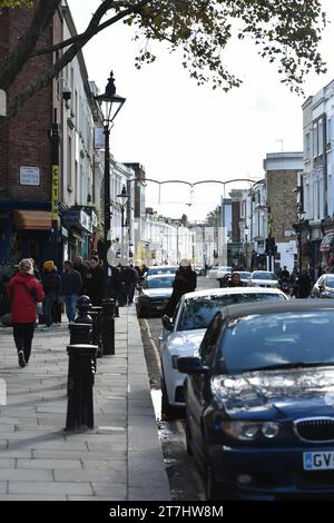 Portobello Road par un dimanche après-midi ensoleillé Banque D'Images