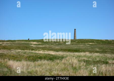 The Old Smelt Mill Chimney (Flue) à la désaffectée Grassington Lead Mines dans le parc national des Yorkshire Dales. Banque D'Images