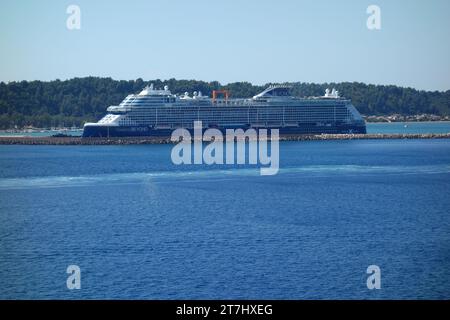 Celebrity Cruises 'Celebrity Beyond' un grand bateau de croisière de classe Edge amarré dans le port de Katakolon, Grèce, eu. Banque D'Images