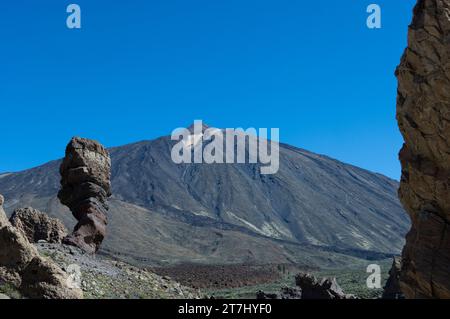 Teide vu depuis les Roques de Garcia. Roque Cinchado. volcan. Tenerife, Îles Canaries. Banque D'Images