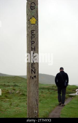 Homme marchant de Doydon point un promontoire rocheux près de Port Quin à Epphavan Cove sur le chemin côtier du Sud-Ouest en Cornouailles, en Angleterre. ROYAUME-UNI Banque D'Images