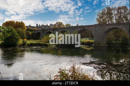 Le vieux pont et en arrière-plan la cité de Carcassonne, et la rivière Aude, dans l'Aude, en Occitanie, France. Banque D'Images