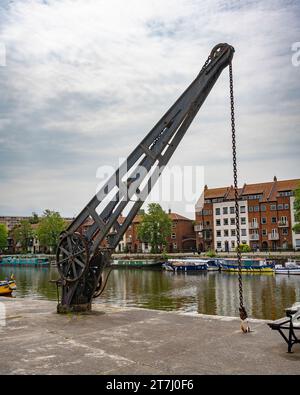 Grue mécanique historique préservée sur le côté nord du port flottant de Bristol, près du pont tournant de Prince Street. Bristol, Angleterre, Royaume-Uni. Banque D'Images