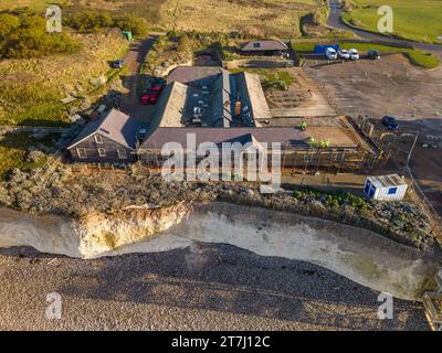 L'ancien Birling Gap Hotel est démoli car il est trop proche de la falaise et de la mer en contrebas dans le parc national des sept Sœurs, près d'Eastbourne. Construit Banque D'Images