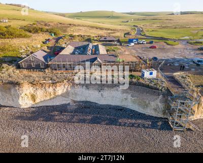 L'ancien Birling Gap Hotel est démoli car il est trop proche de la falaise et de la mer en contrebas dans le parc national des sept Sœurs, près d'Eastbourne. Construit Banque D'Images