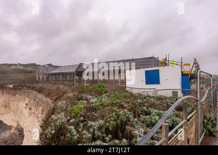 L'ancien Birling Gap Hotel est démoli car il est trop proche de la falaise et de la mer en contrebas dans le parc national des sept Sœurs, près d'Eastbourne. Construit Banque D'Images