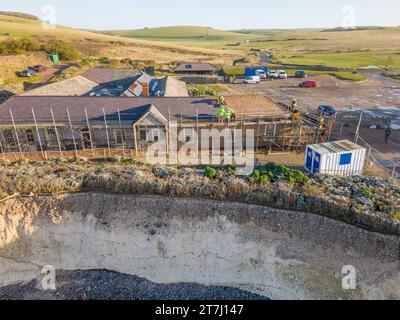 L'ancien Birling Gap Hotel est démoli car il est trop proche de la falaise et de la mer en contrebas dans le parc national des sept Sœurs, près d'Eastbourne. Construit Banque D'Images