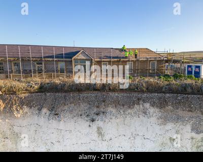 L'ancien Birling Gap Hotel est démoli car il est trop proche de la falaise et de la mer en contrebas dans le parc national des sept Sœurs, près d'Eastbourne. Construit Banque D'Images