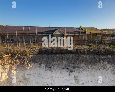 L'ancien Birling Gap Hotel est démoli car il est trop proche de la falaise et de la mer en contrebas dans le parc national des sept Sœurs, près d'Eastbourne. Banque D'Images