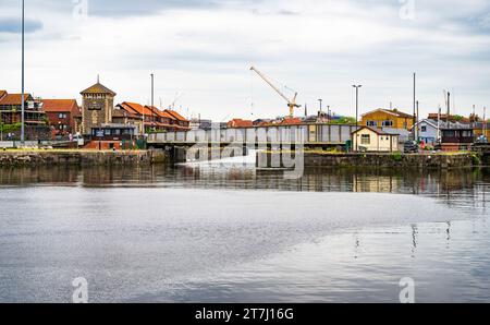 Junction Lock Bridge (1925), pont tournant au-dessus de l'écluse de la jonction nord entre le bassin Cumberland et le port flottant de Bristol. Bristol, Angleterre, Royaume-Uni. Banque D'Images