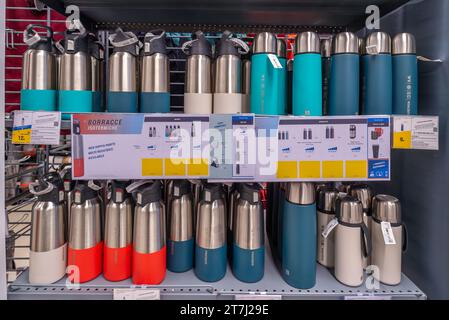 Italie - 15 novembre 2023 : bouteilles isothermes quechua exposées sur étagère à vendre dans le magasin italien Decathlon Banque D'Images