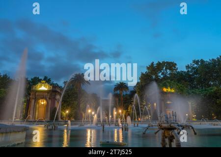 La fontaine et les jets d'eau dans le parc Dona Casilda de Iturrizar la nuit à Bilbao, Vizcaya, pays Basque, Espagne Banque D'Images